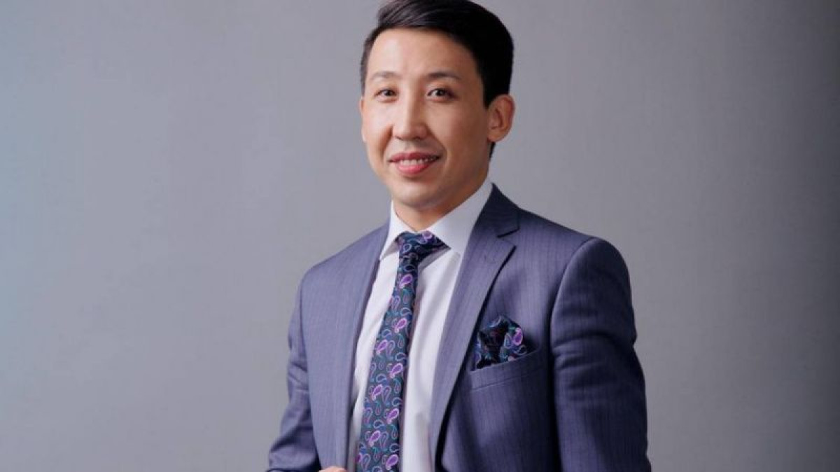 О выгорании и новых вызовах — знаменитый учитель физики Асхат Жумабеков в гостях у "Детей маминой подруги"