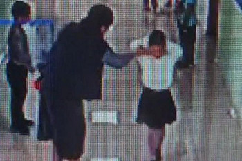 Фотография к новости: Дело о пощёчине первокласснице в Мангистау пересмотрят после жалобы матери