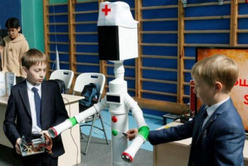 Фотография к новости: Робота-медика создали школьники в Караганде