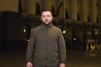 Фотография к новости: Кофту Зеленского продали на аукционе в Лондоне за 90 тысяч фунтов