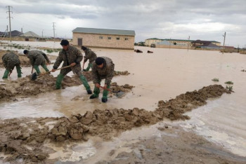 Фотография к новости: Гвардейцы помогают устранять последствия потопа в Жанаозене