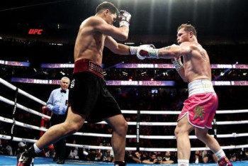 Фотография к новости: Грандиозной сенсацией завершился бой "Канело" − Бивол