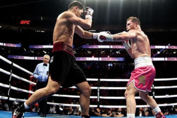 Фотография к новости: Грандиозной сенсацией завершился бой "Канело" − Бивол