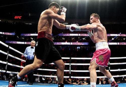 Фотография к новости: Грандиозной сенсацией завершился бой "Канело" − Бивол