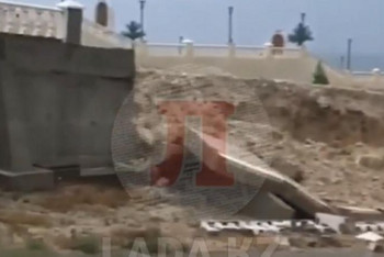 Фотография к новости: Бетонное ограждение рухнуло на набережной в Актау