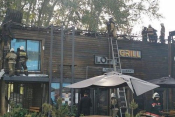 Фотография к новости: Крыша вспыхнула у ресторана в центре Караганды