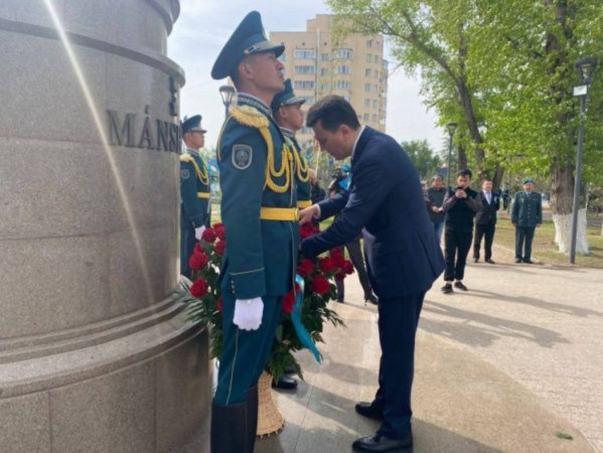 Государственный секретарь возложил цветы к памятнику Маншук Маметовой