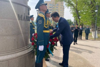 Государственный секретарь возложил цветы к памятнику Маншук Маметовой