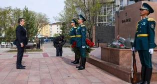 Алихан Смаилов возложил цветы к памятнику Алие Молдагуловой в столице