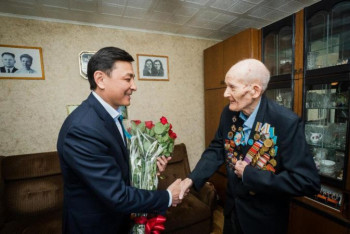 Фотография к новости: "Этот великий праздник дорог каждому из нас" - Кульгинов лично поздравил ветеранов ВОВ