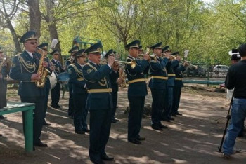 Фотография к новости: Концерты под окнами ветеранов ВОВ организовала военная академия в Петропавловске