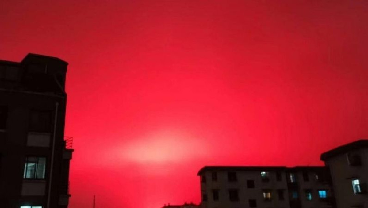 Кроваво-красное небо напугало жителей Китая