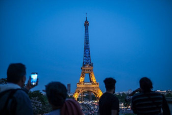 Фотография к новости: Эйфелеву башню "окрасили" в цвета украинского флага