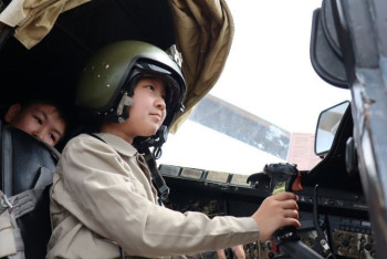 Фотография к новости: Школьников допустили к боевым самолётам авиабазы Шымкента