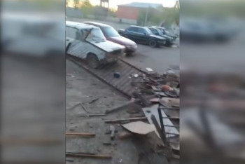 Фотография к новости: Балконы обрушились в Карагандинской области. Повреждены несколько авто