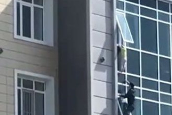 Фотография к новости: Чудом спас ребёнка от падения из окна: астанчанина представят к награде