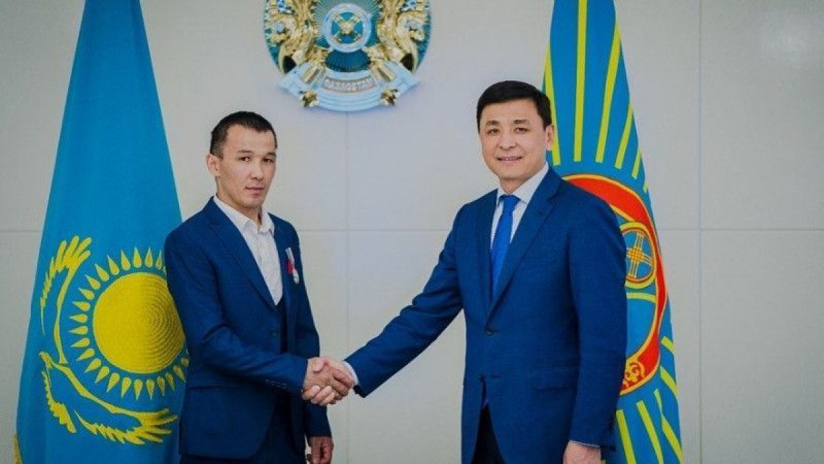 Спасителю девочки в Нур-Султане спишут кредиты и помогут с работой