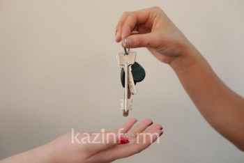 Фотография к новости: Спасшему ребёнка от падения из окна мужчине подарили квартиру в столице