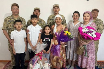 Фотография к новости: Пограничники поздравили семью героя, спасшего ребёнка в Нур-Султане