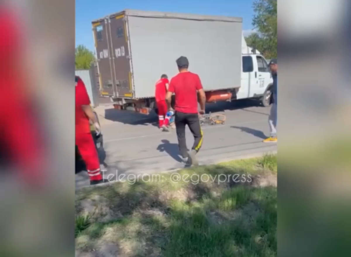 Мальчик на велосипеде погиб под колесами грузовика в Нур-Султане
