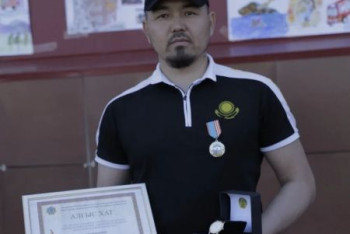 Фотография к новости: Помогавшему спасти девочку от падения из окна мужчину наградили в ДЧС Нур-Султана