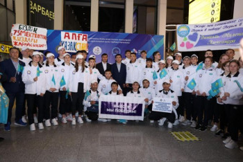 Фотография к новости: Асхат Аймагамбетов проводил казахстанских школьников на Всемирную гимназиаду