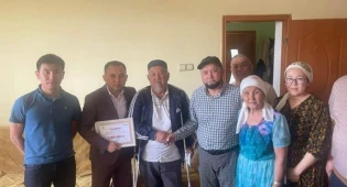 &quot;Мы гордимся своим сыном&quot;: в Кызылорде бизнесмен вручил миллион тенге родителям Сабита Шонтакбаева