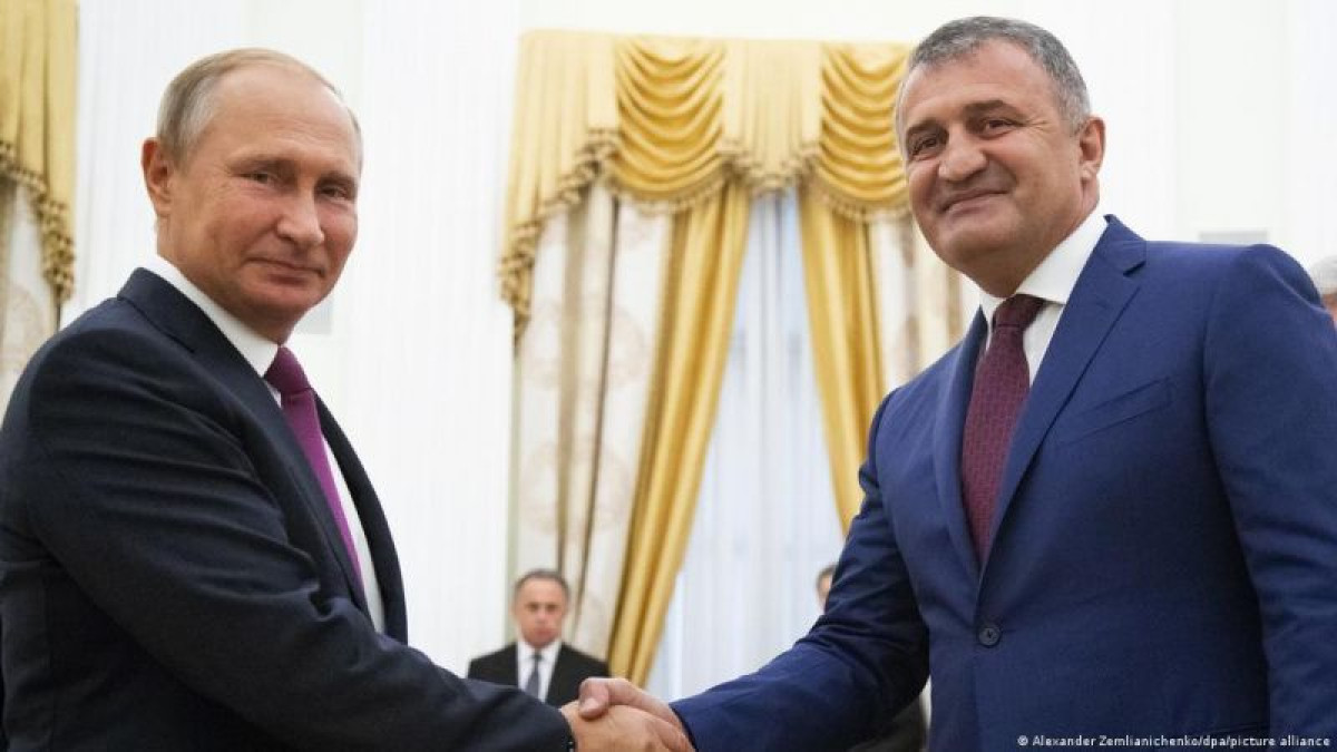 Глава непризнанной республики Южная Осетия Анатолий Бибилов и Владимир Путин в Москве, 2018 год