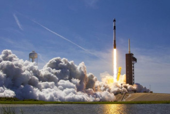 Фотография к новости: SpaceX запустила ракету-носитель с 53 спутниками Starlink