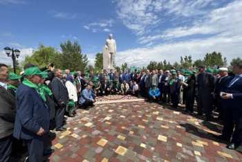 Фотография к новости: Памятник Кунаеву установили в селе Алматинской области