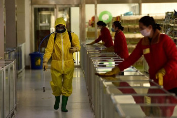 Фотография к новости: Около 300 тысяч случаев "незнакомой лихорадки" выявили за сутки в КНДР