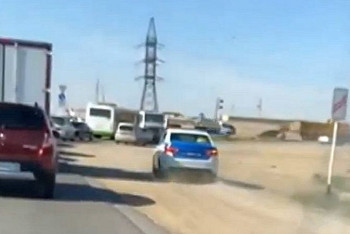 Фотография к новости: Попавший в автопробку полицейский пошёл на нарушение ПДД в Мангистау