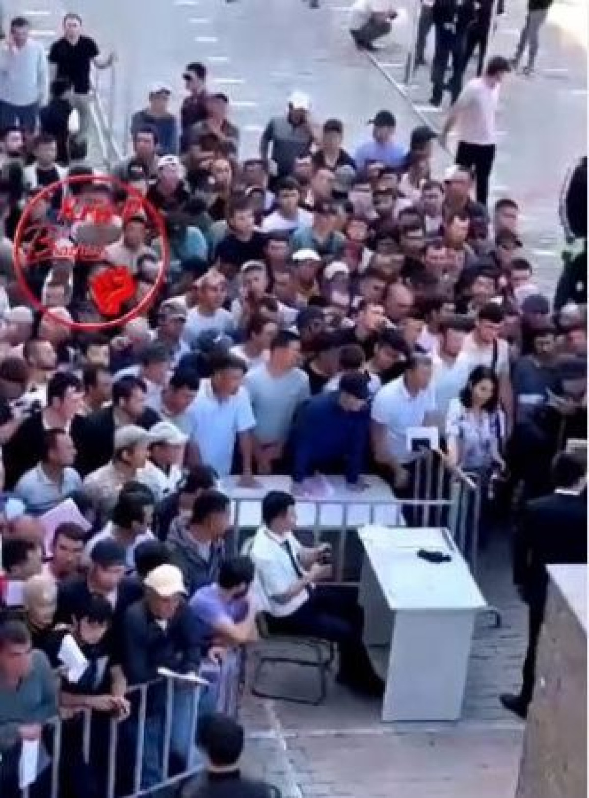 Огромная очередь из мигрантов выстроилась возле ЦОНа в Алматы