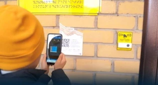 Таблички с QR-кодами на веб-сайт по защите прав детей устанавливают в школах Казахстана