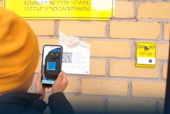 Фотография к новости: Таблички с QR-кодами на веб-сайт по защите прав детей устанавливают в школах Казахстана