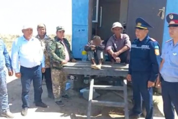 Мужчина заблудился и два дня бродил по пустыне. Его нашли туркестанские полицейские