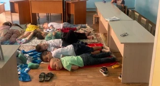 &quot;Дети спали на полу и ели из одной тарелки&quot;. Условиями учебного центра Кызылорды шокированы родители