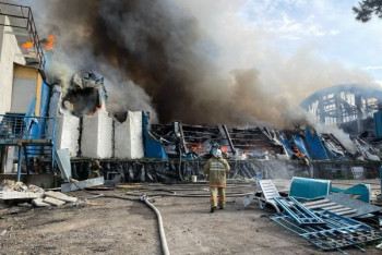 Фотография к новости: Пожар произошёл на "Атакенте" в Алматы