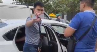 &quot;Бросилась с ножом&quot;. Видео задержания девушки прокомментировали в полиции Алматы