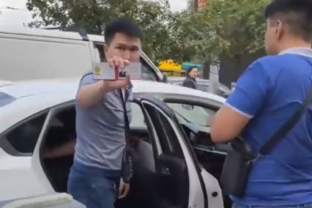 Фотография к новости: "Бросилась с ножом". Видео задержания девушки прокомментировали в полиции Алматы