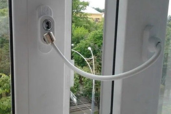 Фотография к новости: Скончалась полуторагодовалая девочка, упавшая с девятого этажа в Павлодаре