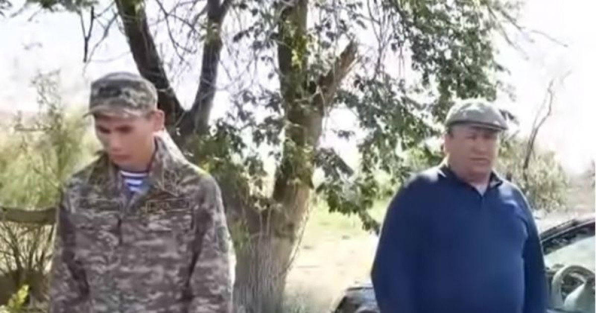 Солдат-срочник Талгат Сарсенбаев встретился с журналистами. На фото он рядом со своим дядей