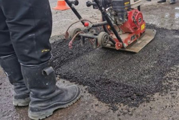 Фотография к новости: "КазАвтоЖол" пробует моментально заделывать ямы на дорогах