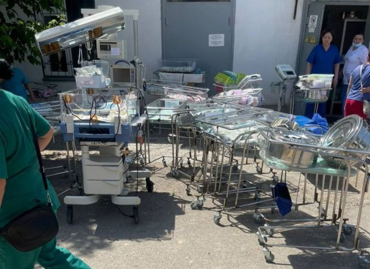 Женщин и младенцев эвакуируют из шымкентского роддома, возле которого произошёл взрыв