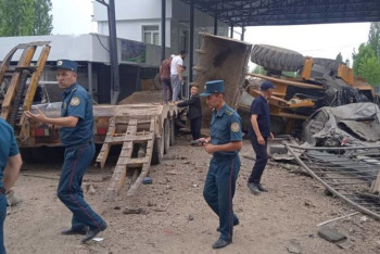 Фотография к новости: Трагедия на границе: машина МЧС Кыргызстана врезалась в КПП, погибли люди