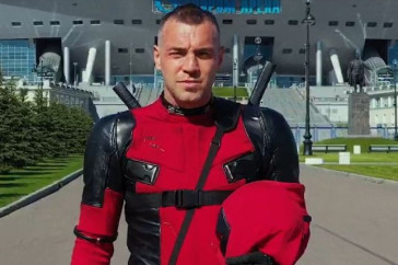 Фотография к новости: Футболист Артём Дзюба в костюме Дэдпула объявил об уходе из "Зенита"