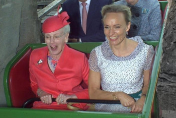 Фотография к новости: Фото катающейся на американских горках 82-летней королевы Дании появились в Сети