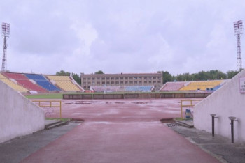 Фотография к новости: Улетевшую крышу шымкентского стадиона проверяли перед матчем − акимат