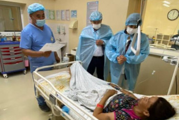 Фотография к новости: Пострадавших при взрыве в Шымкенте навестила представитель Минздрава