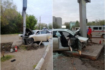 Фотография к новости: В Уральске автомобиль влетел в билборд: погиб один человек